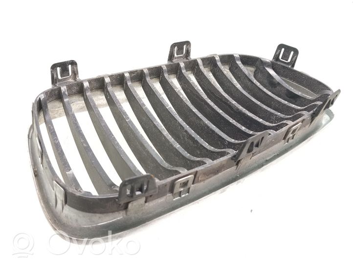 BMW 1 E81 E87 Grille calandre supérieure de pare-chocs avant 7166439