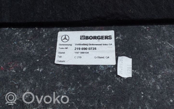Mercedes-Benz CLS C219 Panneau, garniture de coffre latérale 2196900725