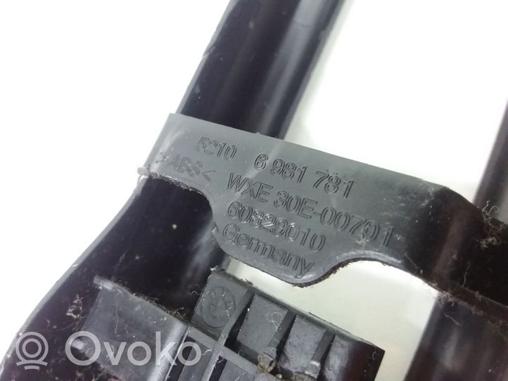 BMW 7 F01 F02 F03 F04 Cache rail de siège conducteur avant 6981781