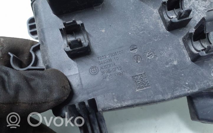 BMW 1 F20 F21 Dzinēja vadības bloka turētājs 7608107