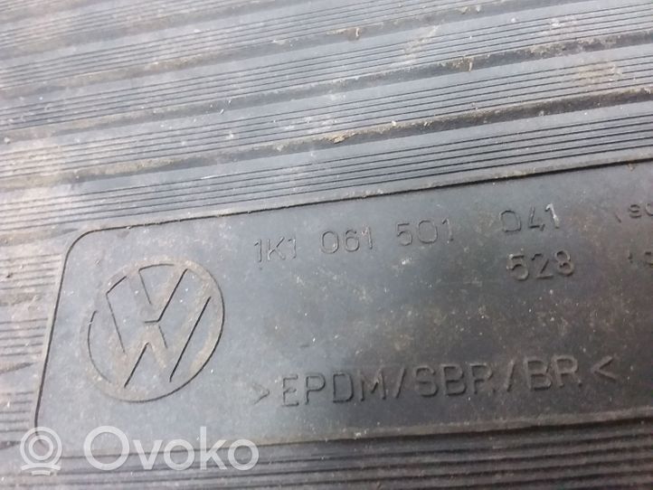Volkswagen Golf V Etuistuintilan matto 1K1061501