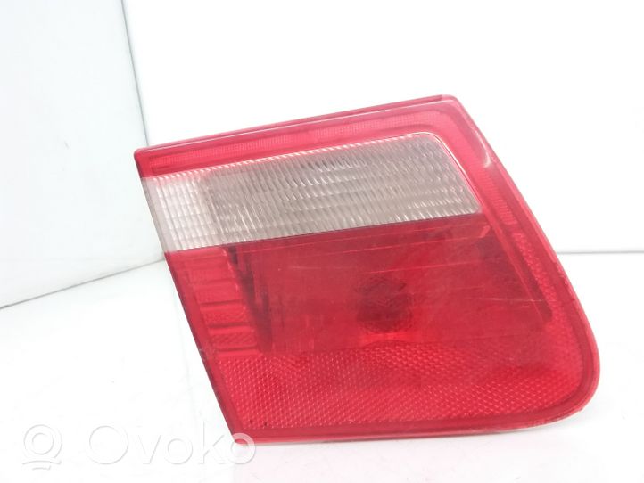 BMW 3 E46 Lampy tylnej klapy bagażnika 8368759