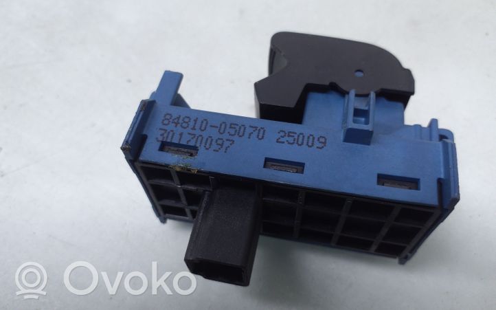 Toyota Avensis T270 Electric window control switch 8481005070