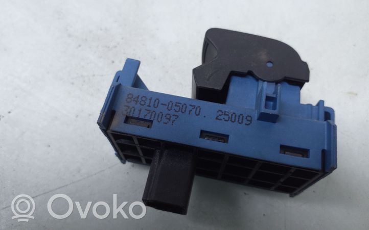 Toyota Avensis T270 Electric window control switch 8481005070