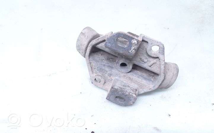 Volkswagen PASSAT B5.5 Staffa/supporto di montaggio della marmitta 8E0253147