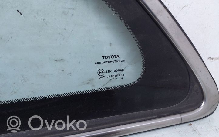 Toyota Avensis T270 Finestrino/vetro retro AS2