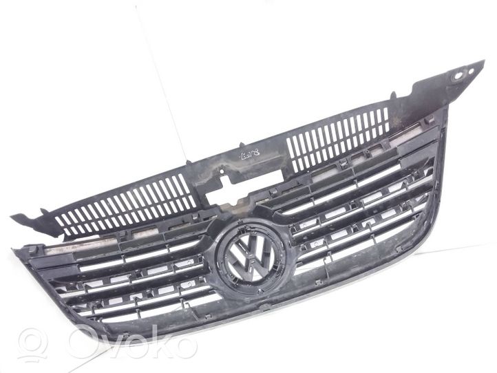 Volkswagen Tiguan Maskownica / Grill / Atrapa górna chłodnicy 5N0853653A