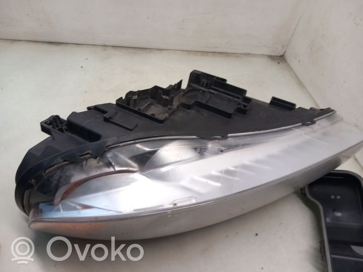 Volvo V70 Lampa przednia 31214351