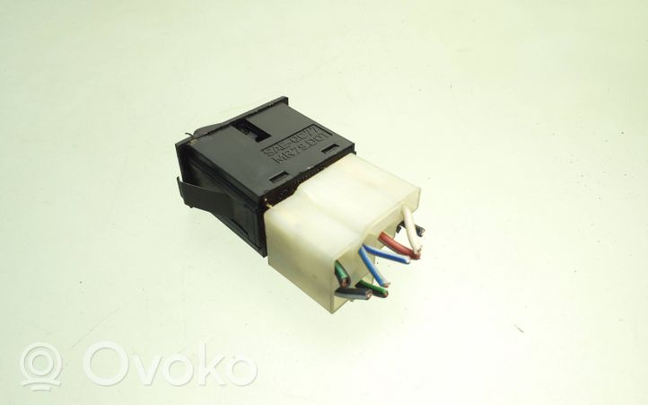 Volkswagen PASSAT B2 Hazard light switch 161953235A