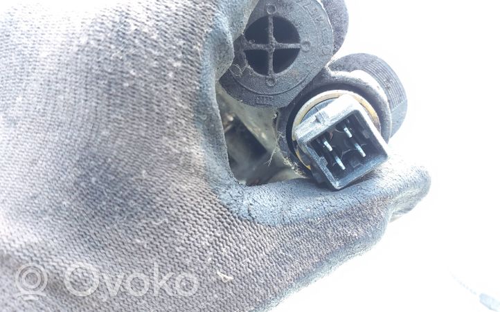 Volkswagen Polo III 6N 6N2 6NF Boîtier de thermostat / thermostat 032121111D