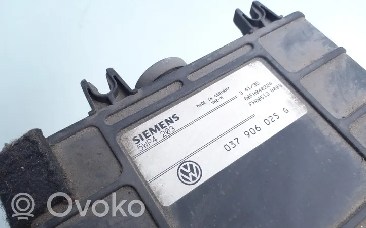 Volkswagen PASSAT B4 Variklio valdymo blokas 037906025G