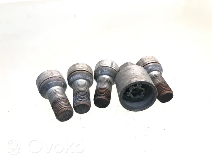 Volkswagen Golf VI Anti-theft wheel nuts and lock 