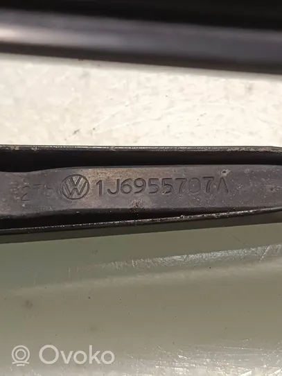 Volkswagen Golf IV Takalasinpyyhkimen sulan varsi 1J6955707A