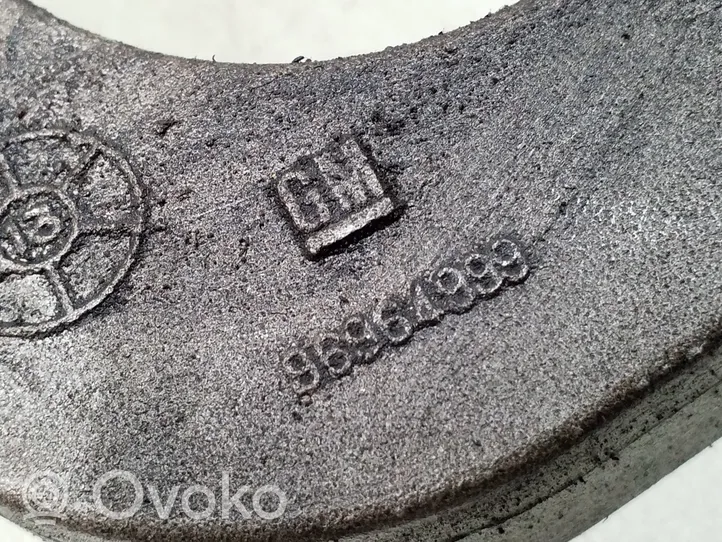 Chevrolet Captiva Etutasauspyörästön kiinnike 96964999