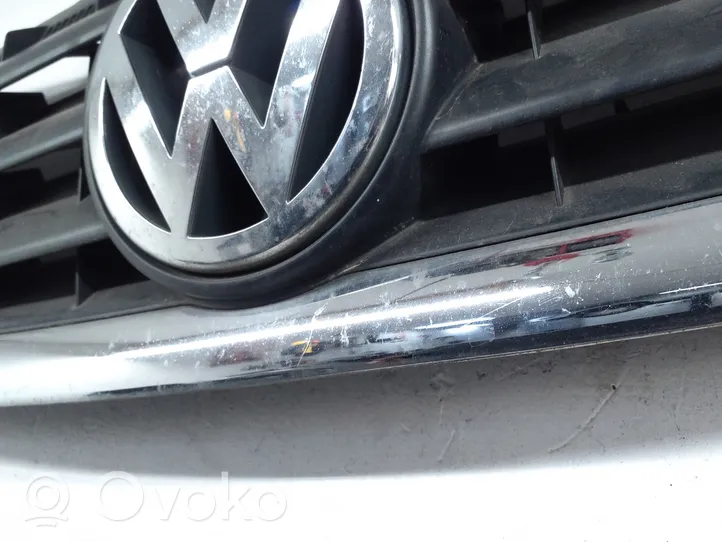 Volkswagen Touran I Etupuskurin ylempi jäähdytinsäleikkö 1T0853651