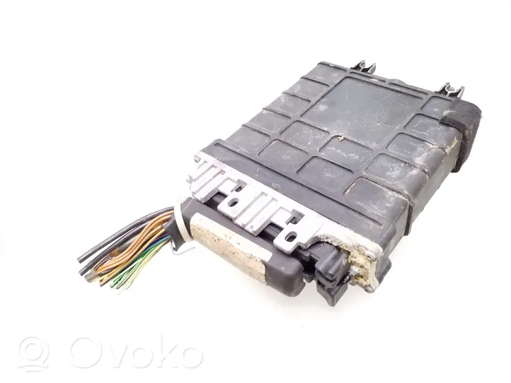 Volkswagen PASSAT B4 Calculateur moteur ECU 0281001172