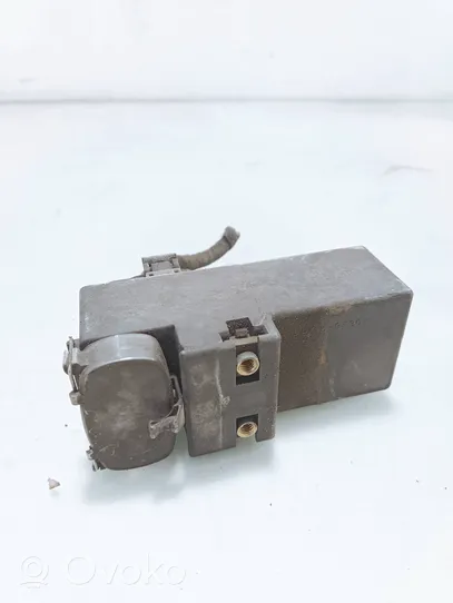 Volkswagen PASSAT B4 Coolant fan relay 357919506D