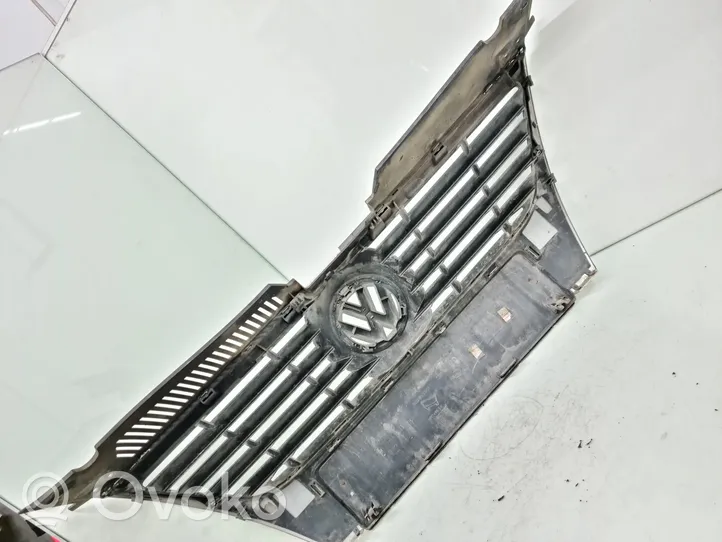 Volkswagen PASSAT B6 Grille calandre supérieure de pare-chocs avant 3C0853651