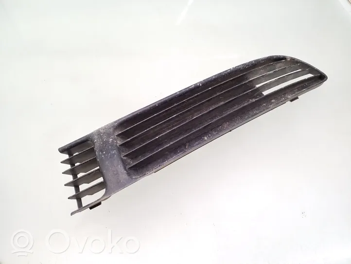 Volkswagen PASSAT B5 Front bumper lower grill 3B0853678