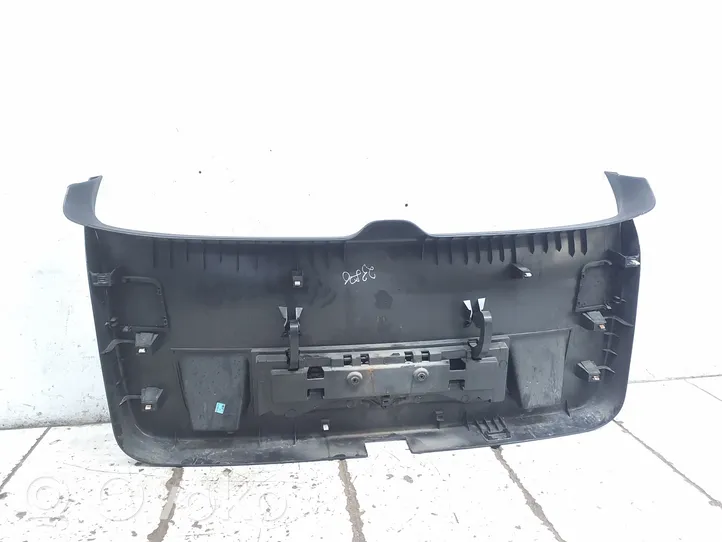 Volkswagen PASSAT B6 Moldura de la puerta/portón del maletero 3C9867605D