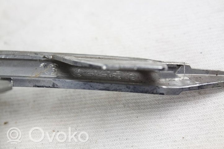 Opel Astra J Modanatura separatore del paraurti anteriore 13264458