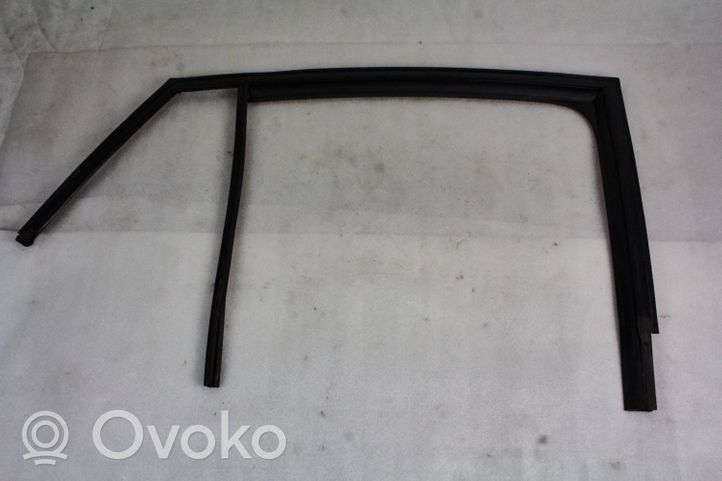 Skoda Fabia Mk3 (NJ) Takaoven lasin muotolista 6V6839431