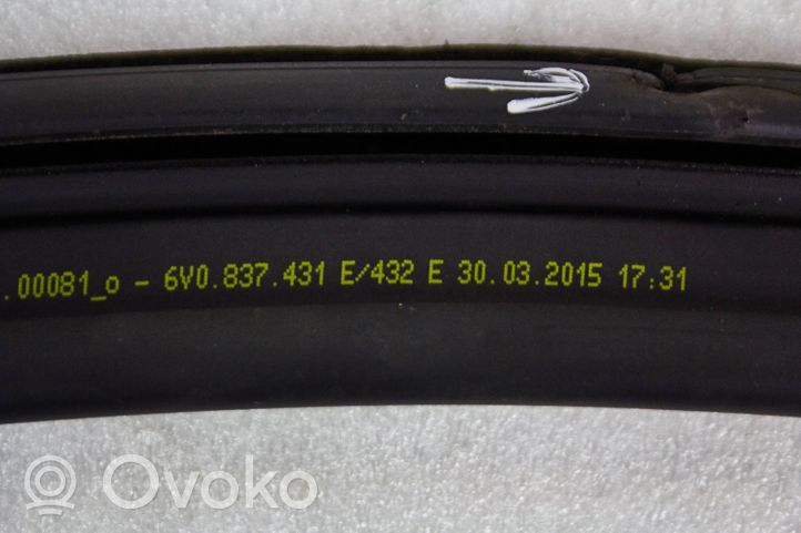 Skoda Fabia Mk3 (NJ) Etuoven lasin muotolista 6V0837431