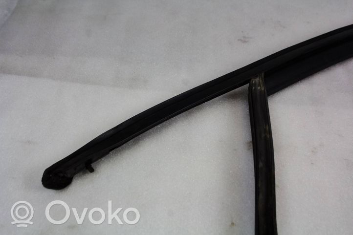 Skoda Fabia Mk3 (NJ) Moulures des vitres de la porte avant 6V0837431