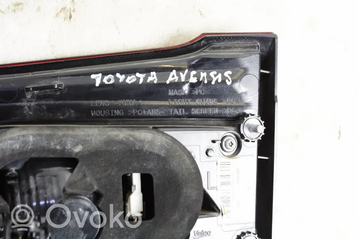 Toyota Avensis T270 Galinis žibintas dangtyje 