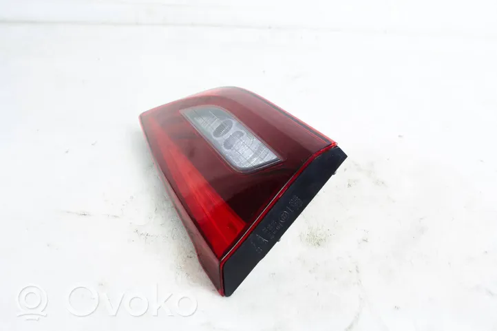 Toyota Avensis T270 Tailgate rear/tail lights 