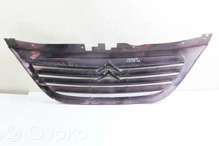 Citroen C3 Grotelės viršutinės 9647156577