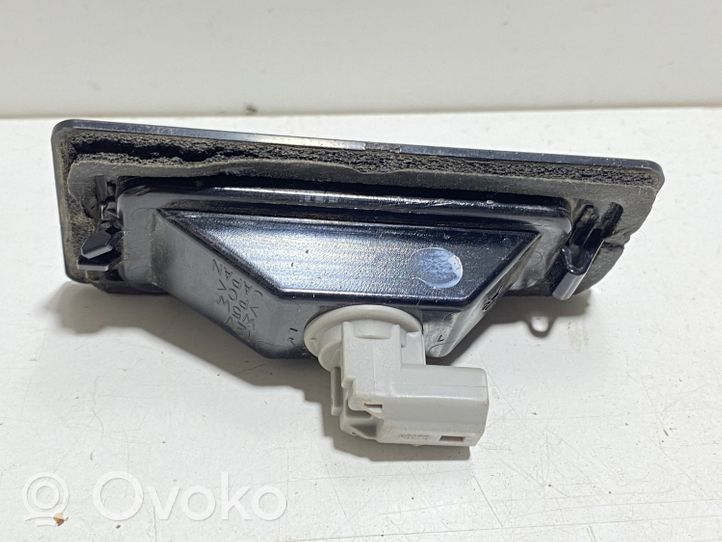 Mazda CX-3 Lampa oświetlenia tylnej tablicy rejestracyjnej 13041979