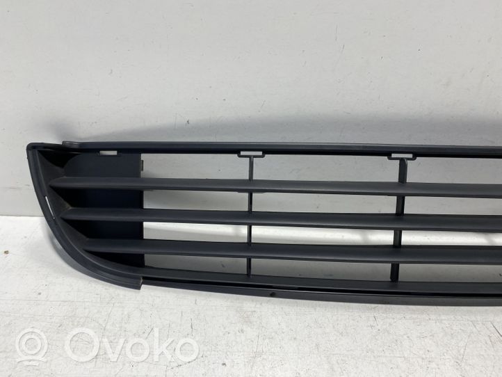 Renault Clio II Etupuskurin alempi jäähdytinsäleikkö 8200271912