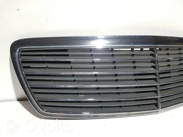 Mercedes-Benz E W211 Maskownica / Grill / Atrapa górna chłodnicy A2118800283