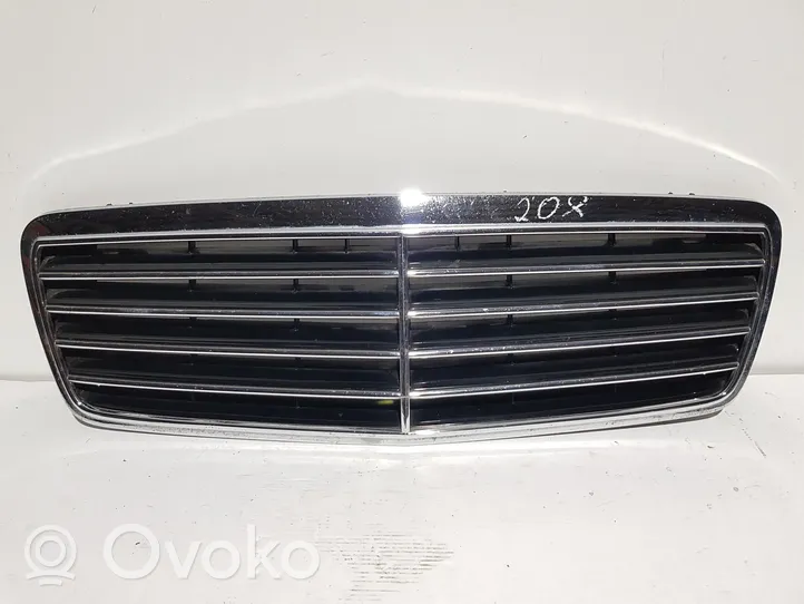 Mercedes-Benz CLK A208 C208 Grille calandre supérieure de pare-chocs avant 2088800085