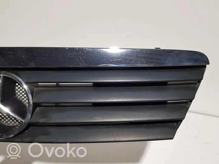 Mercedes-Benz A W168 Grille calandre supérieure de pare-chocs avant 1688801483