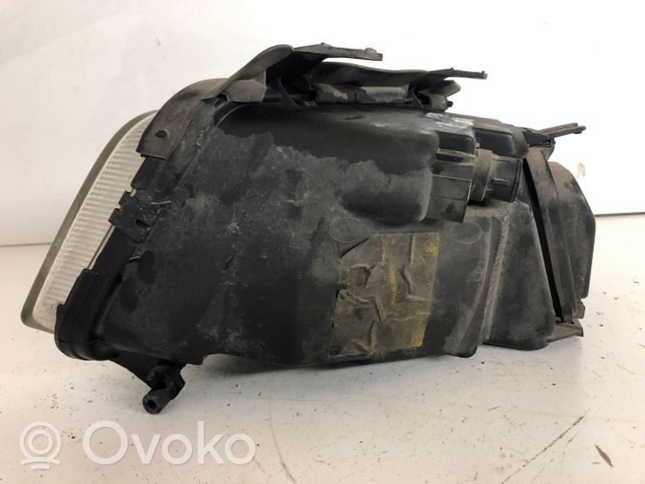 Audi A4 S4 B5 8D Lampa przednia 