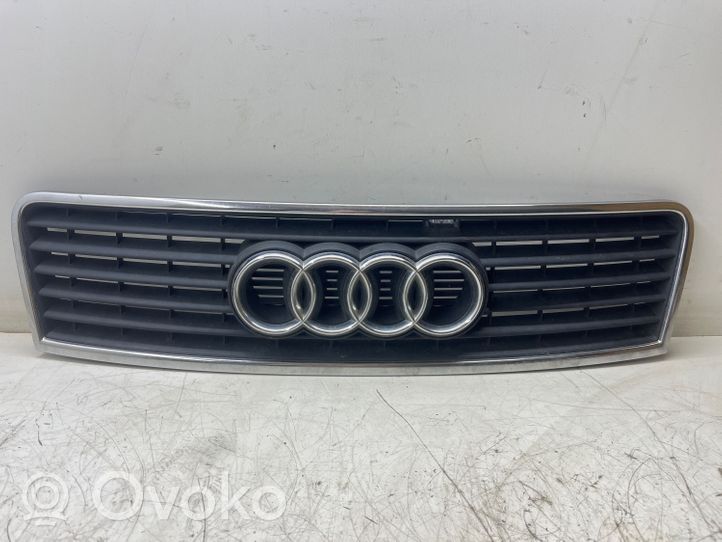 Audi A6 S6 C5 4B Etupuskurin ylempi jäähdytinsäleikkö 