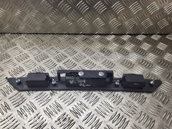 Audi A4 S4 B7 8E 8H Trunk door license plate light bar 8P48275743FZ