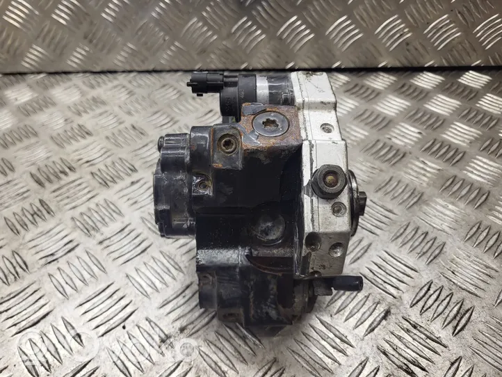 Volvo S60 Fuel injection high pressure pump 8689590