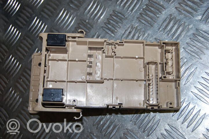 Subaru Legacy Ramka / Moduł bezpieczników 8311AG120
