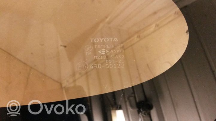 Toyota Echo Заднее боковое стекло кузова 