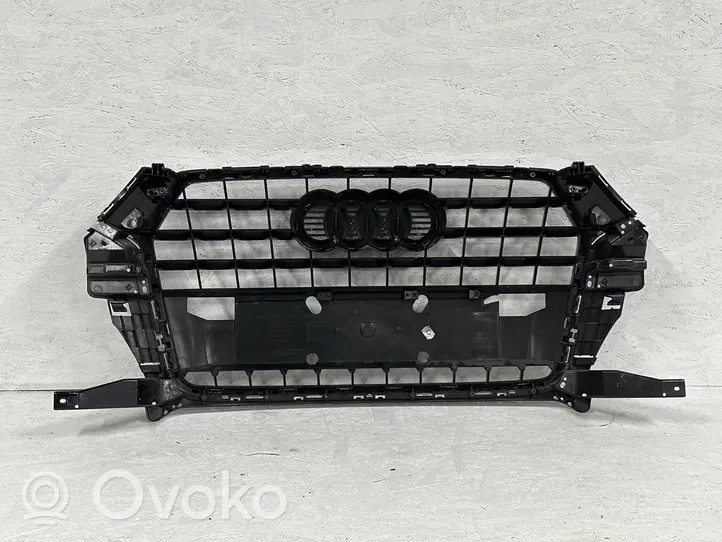 Audi Q3 8U Grille calandre supérieure de pare-chocs avant 8U0853653M