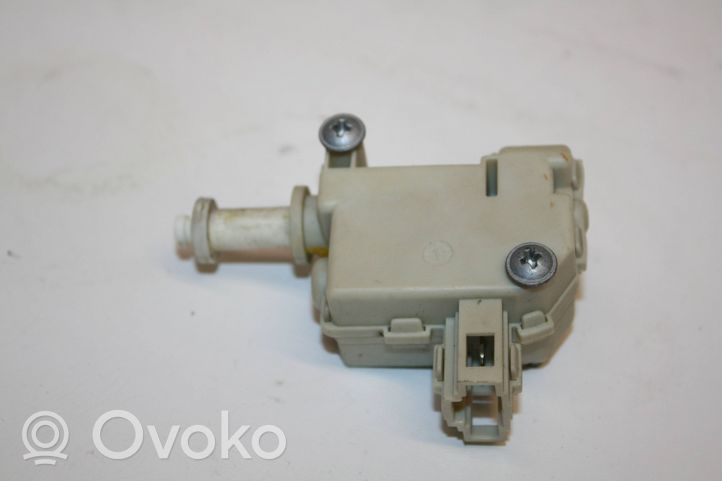 Volkswagen Golf V Polttoainetankin korkin lukon moottori 3B0959782A