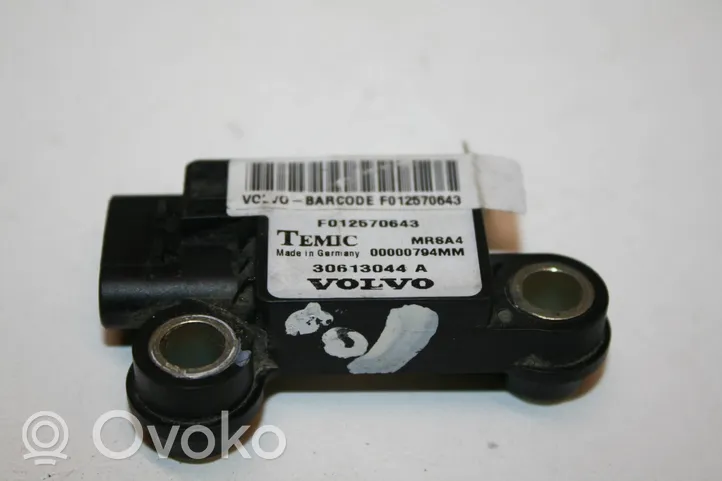 Volvo S40, V40 Airbagsensor Crashsensor Drucksensor 30613044A