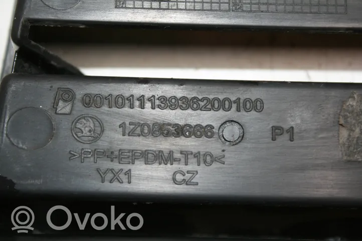Skoda Octavia Mk2 (1Z) Etupuskurin alempi jäähdytinsäleikkö 1Z0853666