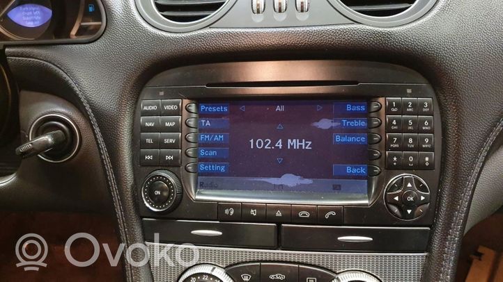 Mercedes-Benz SL R230 Radion/GPS-laitteen pääyksikön kehys A2308204189