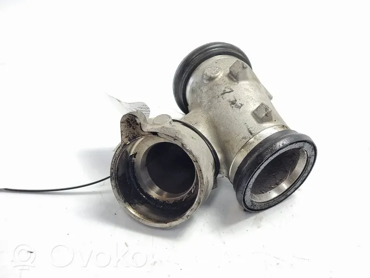 Volkswagen PASSAT B8 Coolant pipe/hose 