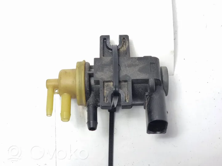 Volkswagen PASSAT CC Valve vacuum 