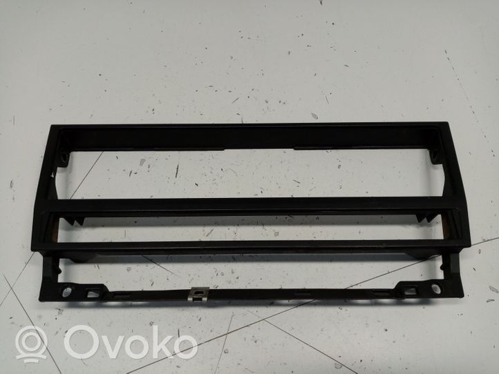 BMW 5 E39 Kita centrinė konsolės (tunelio) detalė 8247302